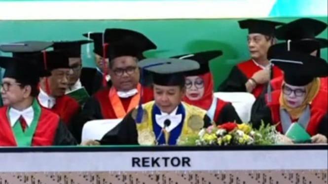 Pelantikan wisudawan USU periode I tahun akademik 2024/2025.