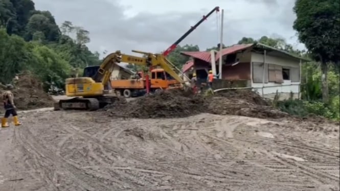 Sejumlah alat berat dikerahkan membersihkan material longsor di Jalan Medan-Berastagi tepatnya di kawasan Sembahe Kecamatan Sibolangit Kabupaten Deliserdang.