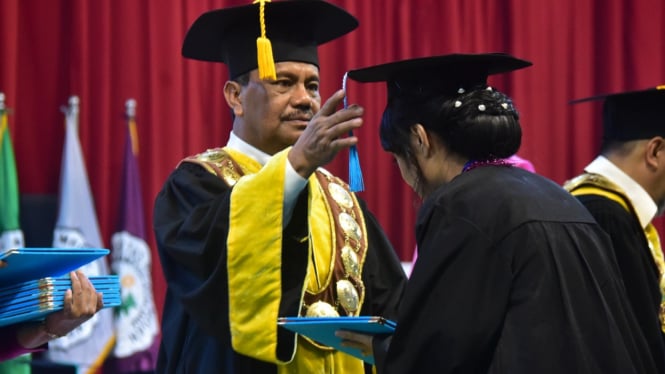 Rektor Unimed, Prof Baharuddin saat memimpin prosesi wisuda periode Desember 2024.