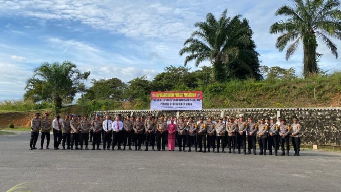 Kapolres Labusel, AKBP Arfin Fachreza memimpin upacara kenaikan pangkat pengabdian di Lapangan Mapolres Labusel.