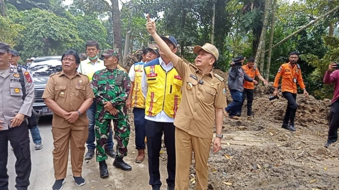 Pj Gubernur Sumut, Agus Fatoni saat meninjau lokasi longsor di Sembahe Kecamatan Sibolangit Kabupaten Deliserdang.