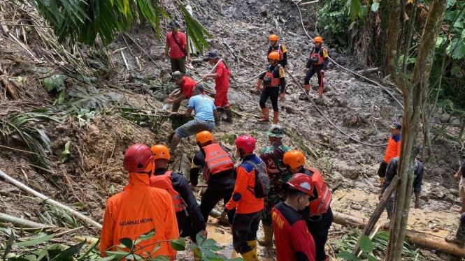 Petugas melakukan pencarian dan pertolongan korban tertimbun material longsor di Sibolangit Kabupaten Deliserdang.