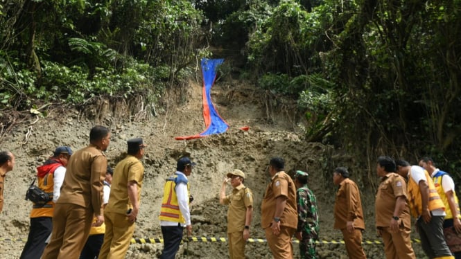 Pj Gubernur Sumut, Agus Fatoni meninjau lokasi longsor di Sibolangit Kabupaten Deliserdang.