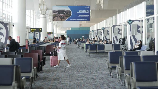 Aktivitas penumpang di Bandara Kualanamu International.