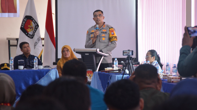 Kapolres Labusel, AKBP Arfin Fachreza saat rapat pleno rekapitulasi suara tingkat Kabupaten Labusel.