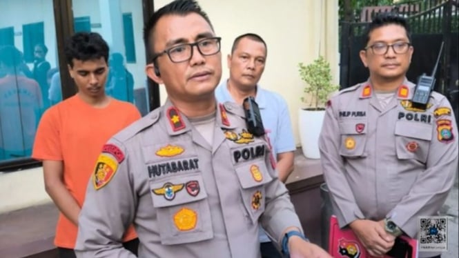 Kapolsek Sunggal, Kompol Bambang G Hutabarat paparkan pelaku pembegalan (baju orange) terhadap seorang prajurit TNI.