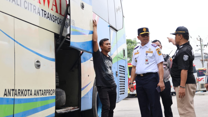 Kadishub Sumut, Agustinus Panjaitan saat meninjau rampcheck di Terminal Terpadu Amplas.