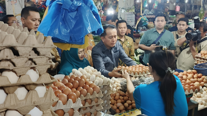 Pj Gubernur Sumut, Agus Fatoni memantau harga kebutuhan pokok menjelang Nataru 2024/2025 di Pasar Petisah, Medan.