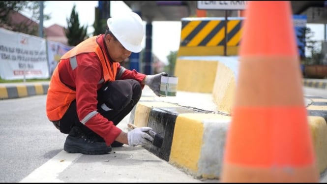 Proses perbaikan ruas jalan tol Medan-Binjai.