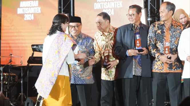 Rektor UMSU, Prof Agussani menerima penghargaan pada Anugerah Diktisaintek 2024.