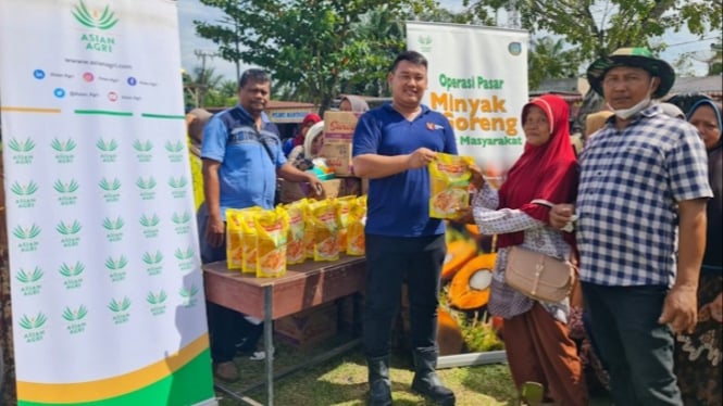 Asian Agri gelar pasar murah minyak goreng dalam rangka menyambut natal dan tahun baru 2025.