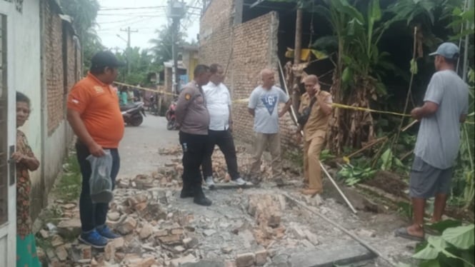 Petugas kepolisian melakukan olah TKP tembok roboh di Deliserdang.