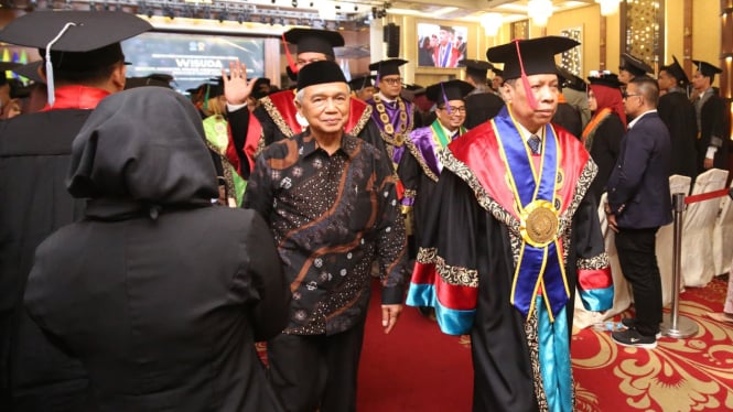 Ketua Pimpinan Pusat Muhammadiyah, Dr. Busyro Muqoddas, saat menghadiri wisuda UMSU.