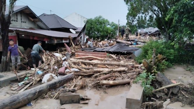 Material banjir bandang yang menerjang Tapsel.