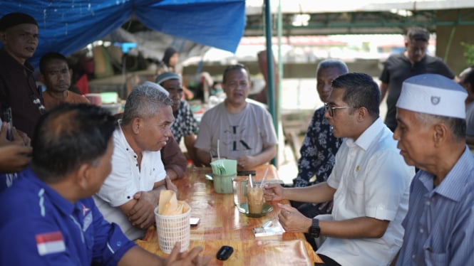 Anggota DPR RI, Lokot Nasution bertemu dengan pedagang di Pusat Pasar, Kota Medan.