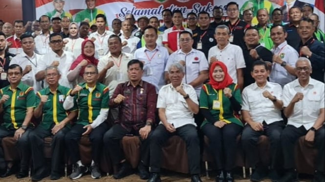 Ketua Umum KONI Kota Medan Terpilih, Aswindy Fachrizal (kemeja putih tengah barisan kedua) saat Musorkot KONI Kota Medan tahun 2024.