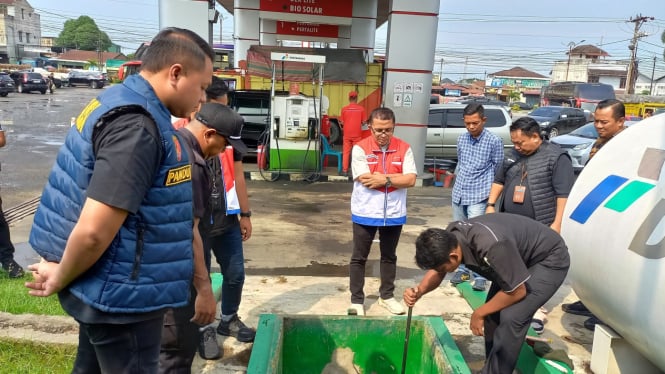 Pertamina Regional Sumbagut dan Polda Sumut lakukan pemeriksaan tangki timbun BBM sejumlah SPBU.