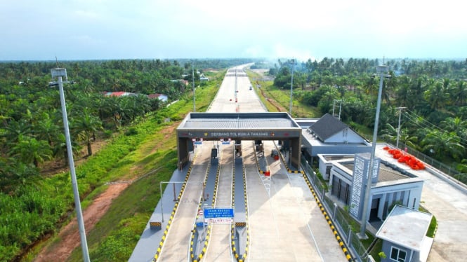 Gerbang Tol Kuala Tanjung.