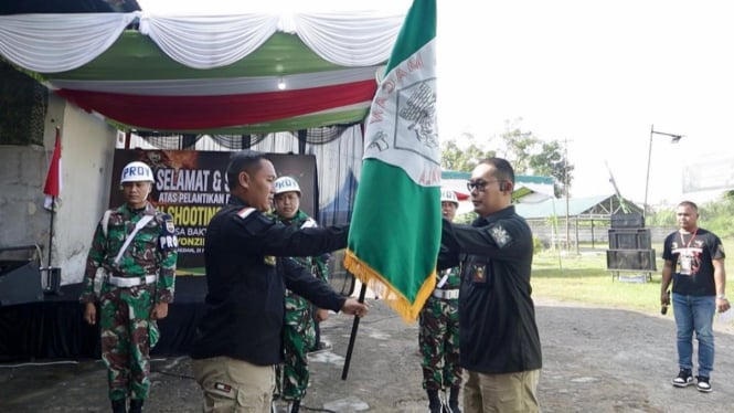 Ketua Umum MSC 2024-2029, Kasim Kasim, SH.MH menerima bendera pataka dari Danyonzipur 1/DD, Letkol Czi Andi Kurniawan, S.Hub, Int.