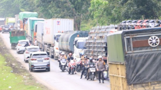 Kemacetan arus mudik Nataru di jalan lintas Sumatera di Labuhanbatu di kawasan Aek Kota Batu, Kecamatan NA IX-X, Kabupaten Labuhanbatu Utara.