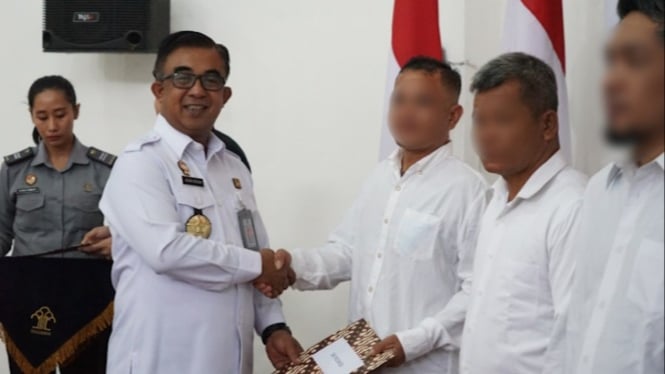 Kakanwil Kemenkumham Sumut, Agung Krisna menyerahkan SK Remisi kepada warga binaan.