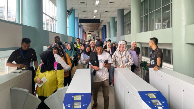 Aktivitas penumpang KAI Bandara di Medan.