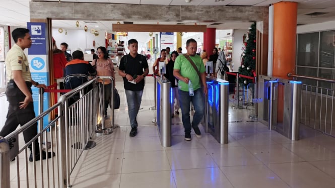 Aktivitas penumpang di Stasiun Medan.