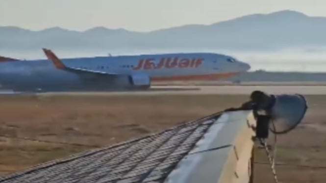 Detik-detik kecelakaan pesawat Jeju Air di Bandara Internasional Muan, Jeolla Selatan, Korea Selatan.