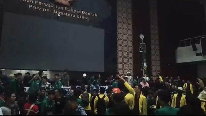 Ratusan mahasiswa duduki ruang rapat paripurna DPRD Sumut.