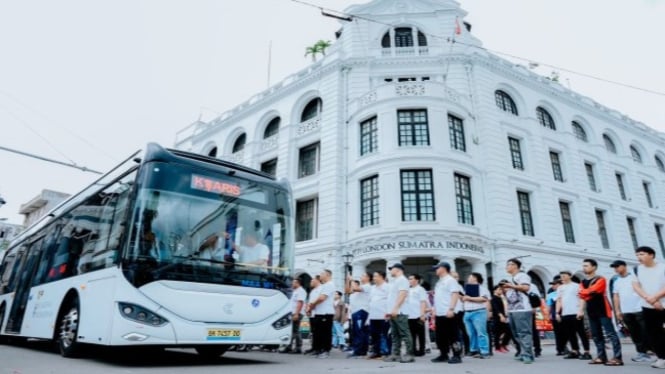 Bus listrik beroperasi di Medan.