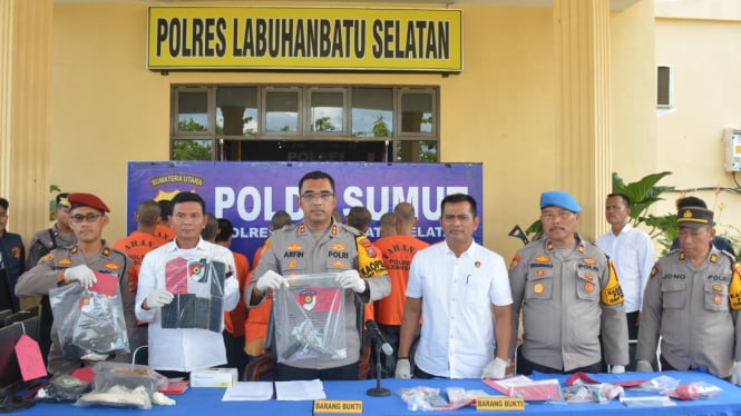 Kapolres Labusel, AKBP Arfin Fachreza merilis pengungkapan kasus perampokan truk tangki minyak.