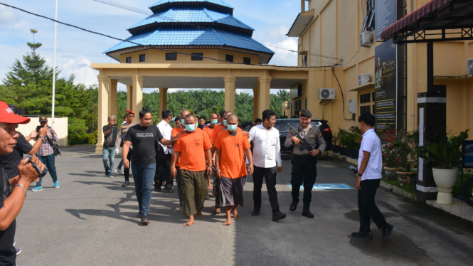 Personel Polres Labusel menggiring para tersangka narkoba.