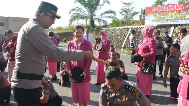 Kapolres Labusel, AKBP Arfin Fahreza pimpin prosesi kenaikan pangkat personel Polres Labusel.