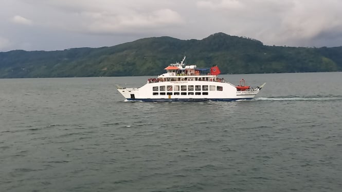 Kapal penyeberangan di Danau Toba.