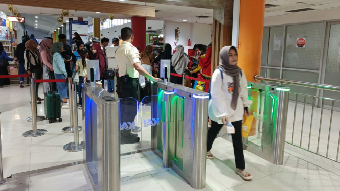 Aktivitas penumpang KA di Stasiun Medan.