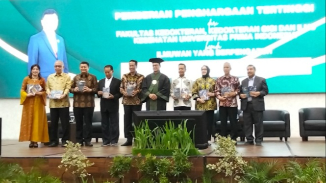 Kepala BPOM RI, Prof dr Taruna Ikrar, PhD, M.Biomed bersama sejumlah profesor pada orasi ilmiah dan penganugerahan gelar ilmuan berpengaruh di Indonesia dari UNPRI Medan.