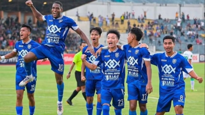 Selebrasi pemain PSPS usai mencetak gol ke gawang PSMS.