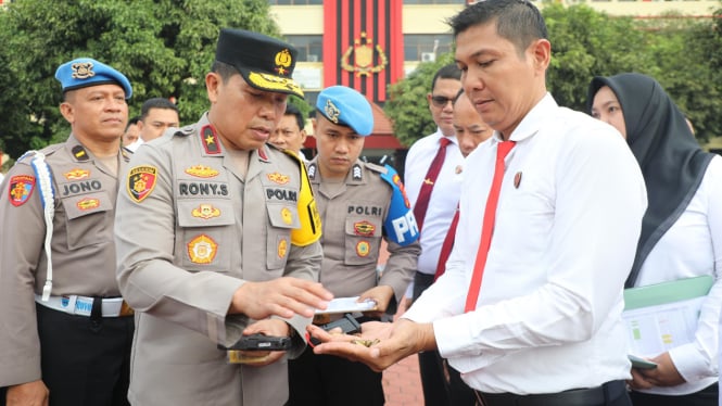 Wakapolda Sumut, Brigjen Pol Rony Samtana memeriksa senjata api personel.