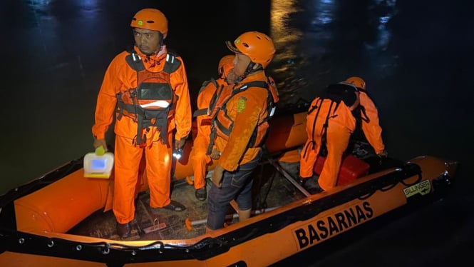 Basarnas melakukan pencarian korban hanyut di Sungai Bederah.