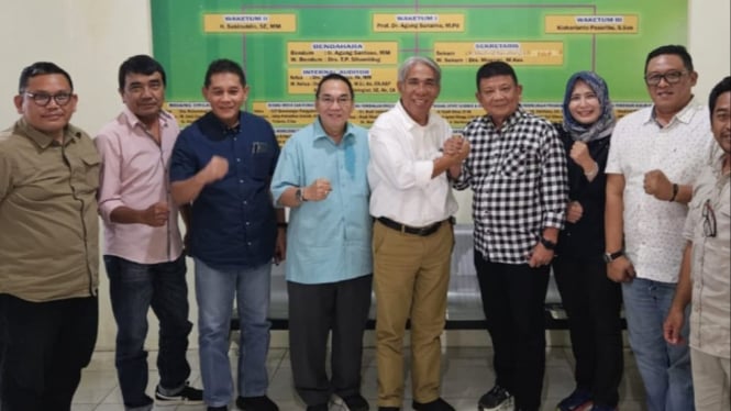 Ketua Umum FOPI Sumut Terpilih, Kolonel (Purn) Hatunggal Siregar salam komando bersama Ketua Umum KONI Sumut, John Ismadi Lubis.