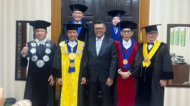 Sudiyatmiko Aribowo, S.H., M.H bersama dewan penguji saat sidang terbuka promosi doktor di Gedung Rektorat USU.