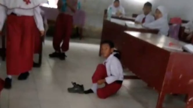 Siswa di Medan dihukum belajar di lantai karena tidak bayar SPP.