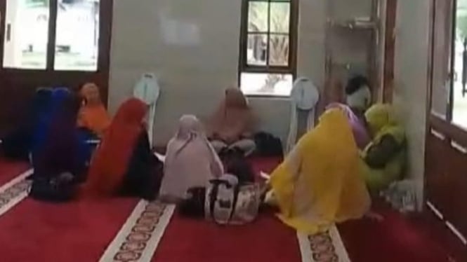 Aktivitas pengajian di dalam Masjid Rumah Dinas Gubernur Sumut.