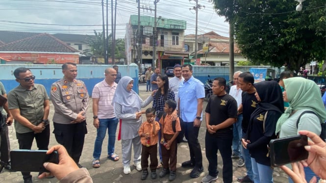 Wali kelas, Hariyati  bertemu dengan Kamelia, orang tua MI, murid dihukum belajar di lantai kelas.