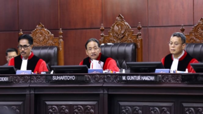 Hakim Konstitusi PHPU Kada Pilgub Sumut, yang dipimpin Ketua MK Suhartoyo bersama dengan Hakim Konstitusi Daniel Yusmic P. Foekh dan Hakim Konstitusi M. Guntur Hamzah.