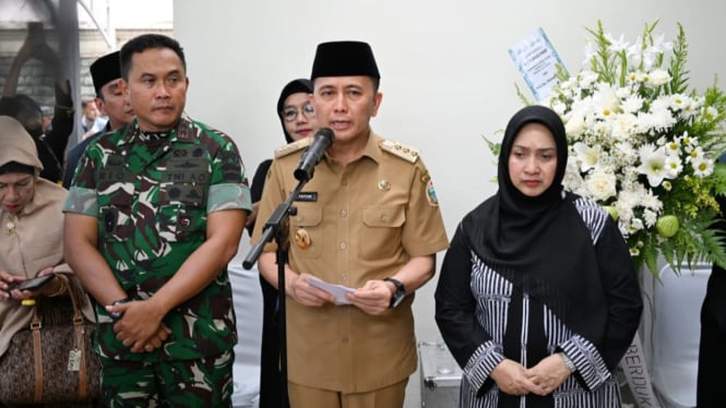 Pj Gubernur Sumut, Agus Fatoni melayat almarhumah Hj. Yuniar Pane, istri Gubernur Sumut ke-13, Raja Inal Siregar.