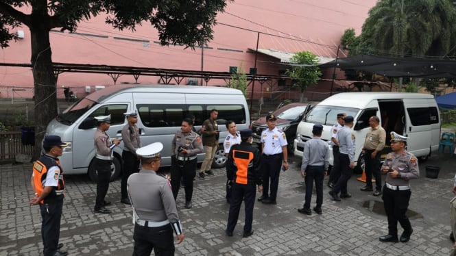 Tim gabungan melakukan penertiban Pool Bus di Jalan Sisingamangaraja, Kota Medan.