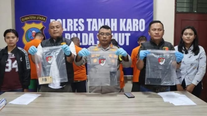 Kapolres Tanah Karo, AKBP Eko Yulianto tunjukan barang bukti kasus perdagangan anak.