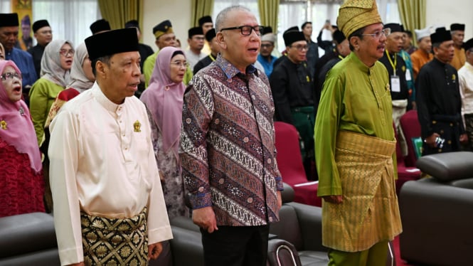 Peluncurkan buku 100 Tokoh Melayu Nusantara.