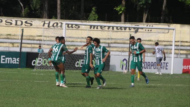 Pemain PSMS Medan merayakan gol ke gawang Sriwijaya FC.